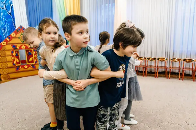 Игра «паровозик» в музыкальном зале