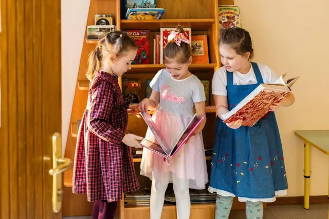 Девочки выбирают книги