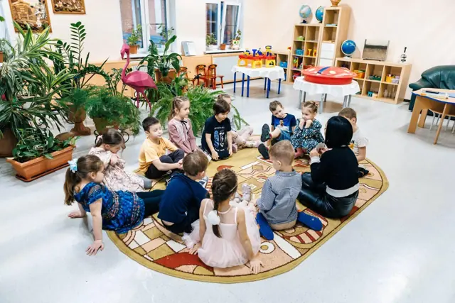 Дети в кругу в зимнем саду