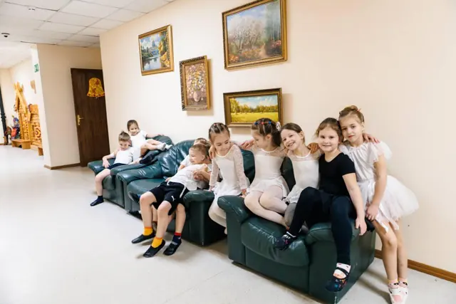 Дети на диване в холле