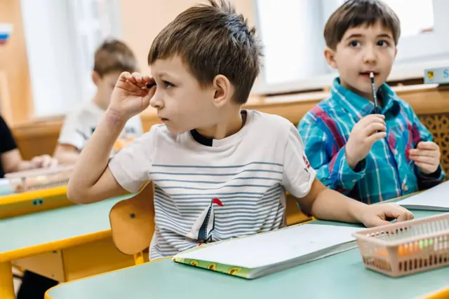 Мальчики на занятии за партой