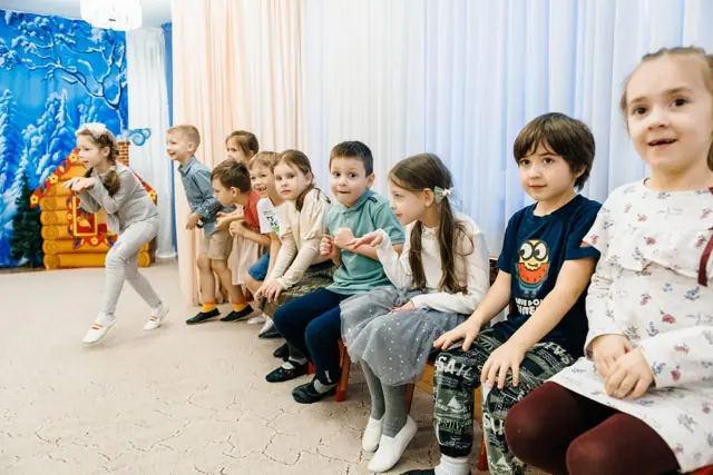 Дети на празднике в музыкальном зале