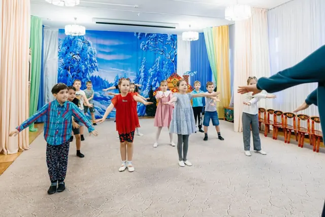 Танцевальная разминка в музыкальном зале