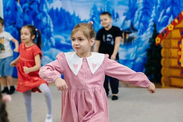 Дети танцуют в музыкальном зале